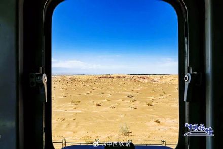 火车穿越河西走廊！网友：仿佛在火星基地探险