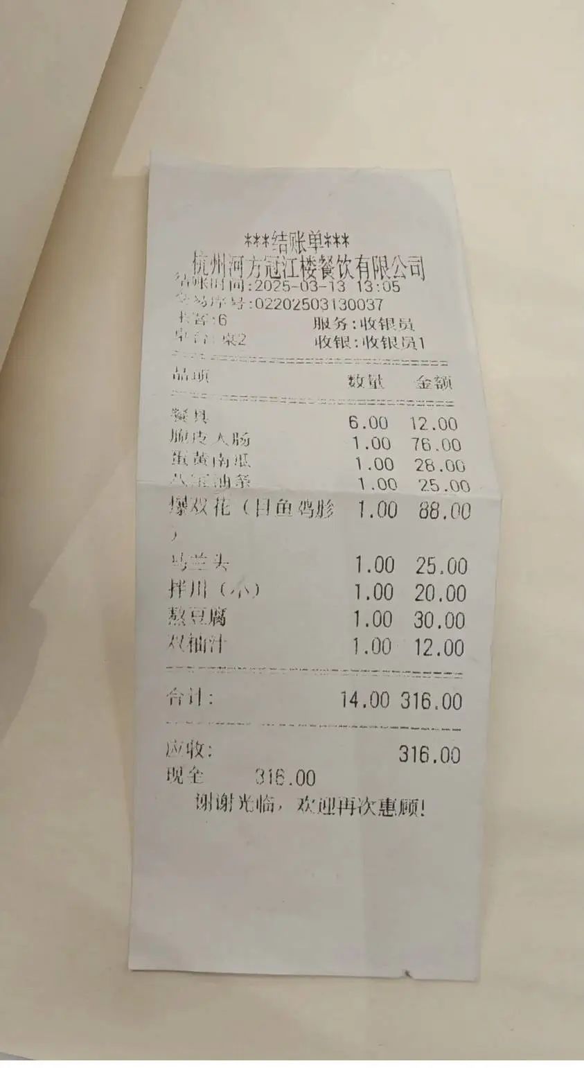 男童在饭店茶杯中小便还不倒掉，异味飘到隔壁桌！