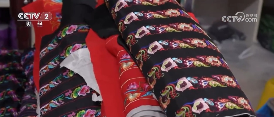 最炫的民族风,文化“穿”身上!少数民族服饰不断“上新”受青睐 最炫的民族风,文化“穿”身上!少数民族服饰不断“上新”受青睐