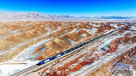 火车穿越河西走廊！网友：仿佛在火星基地探险