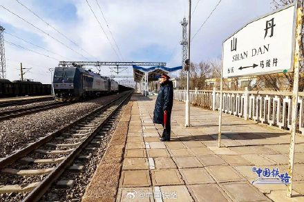 火车穿越河西走廊！网友：仿佛在火星基地探险