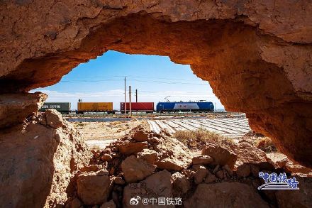 火车穿越河西走廊！网友：仿佛在火星基地探险