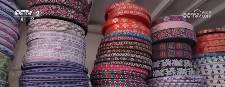 最炫的民族风,文化“穿”身上!少数民族服饰不断“上新”受青睐 最炫的民族风,文化“穿”身上!少数民族服饰不断“上新”受青睐