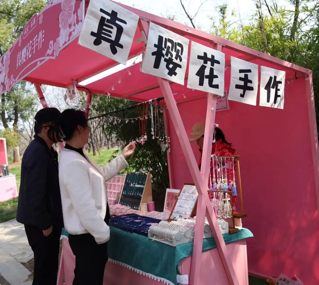 女子摆摊卖樱花饰品月入四五万元：花瓣取自武汉，可永久保存