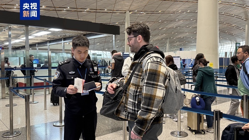 北京口岸今年出入境人员数量突破400万人次 较去年同期增长23%