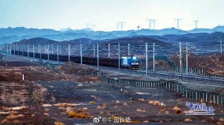 火车穿越河西走廊！网友：仿佛在火星基地探险