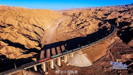 火车穿越河西走廊！网友：仿佛在火星基地探险