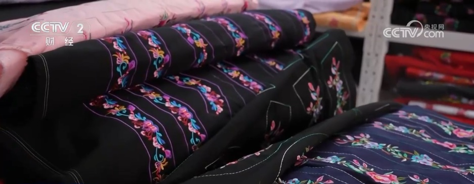 最炫的民族风,文化“穿”身上!少数民族服饰不断“上新”受青睐 最炫的民族风,文化“穿”身上!少数民族服饰不断“上新”受青睐