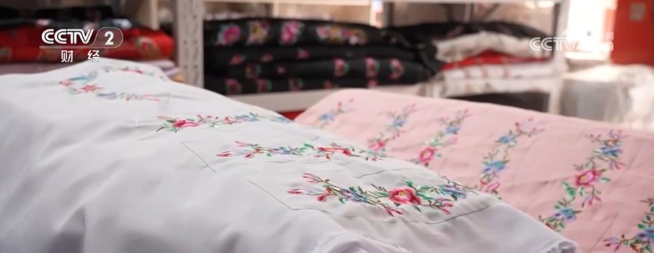 最炫的民族风,文化“穿”身上!少数民族服饰不断“上新”受青睐 最炫的民族风,文化“穿”身上!少数民族服饰不断“上新”受青睐