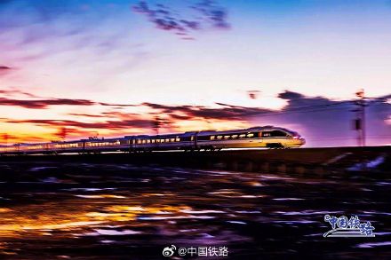 火车穿越河西走廊！网友：仿佛在火星基地探险