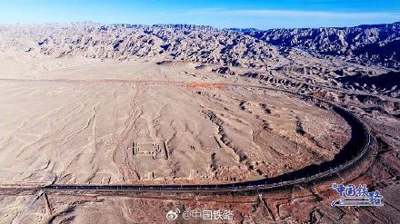 火车穿越河西走廊！网友：仿佛在火星基地探险