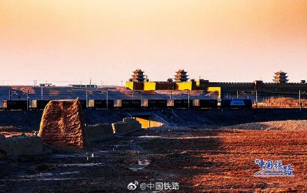 火车穿越河西走廊！网友：仿佛在火星基地探险