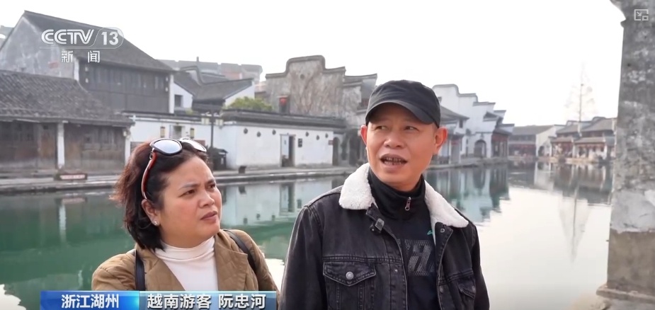 美得令人窒息！外国游客跟着电影游中国 古镇“出圈”更“出彩”