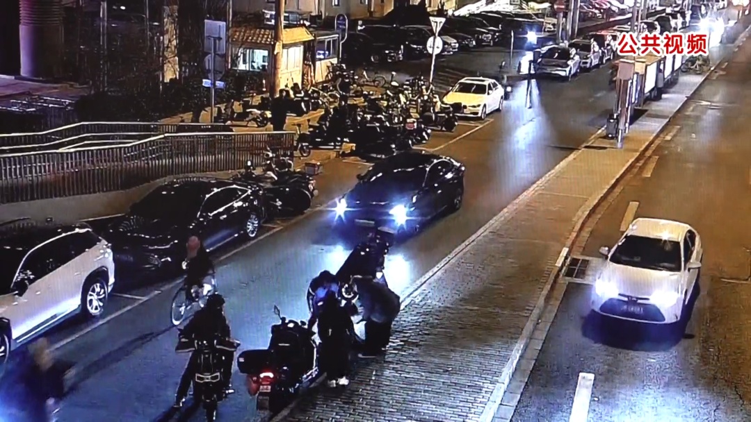 老人深夜被撞骨折!肇事者:我留电话了,民警一看更无语了—— 老人深夜被撞骨折!肇事者:我留电话了,民警一看更无语了——