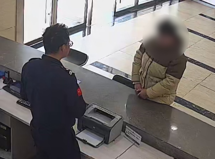 “说了叫你去报警！”员工想预支工资，领导急了……