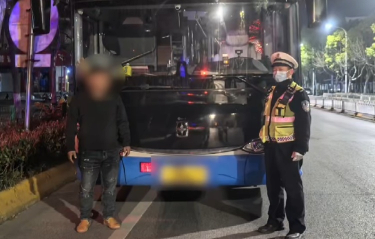 大巴车竟在武汉长江大桥掉头?后续来了! 大巴车竟在武汉长江大桥掉头?后续来了!