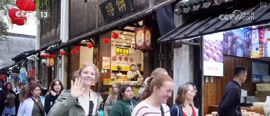美得令人窒息！外国游客跟着电影游中国 古镇“出圈”更“出彩”