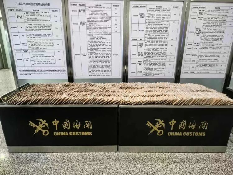 一名旅客超量携带丝袜产品共986件 济南机场海关：依法暂扣