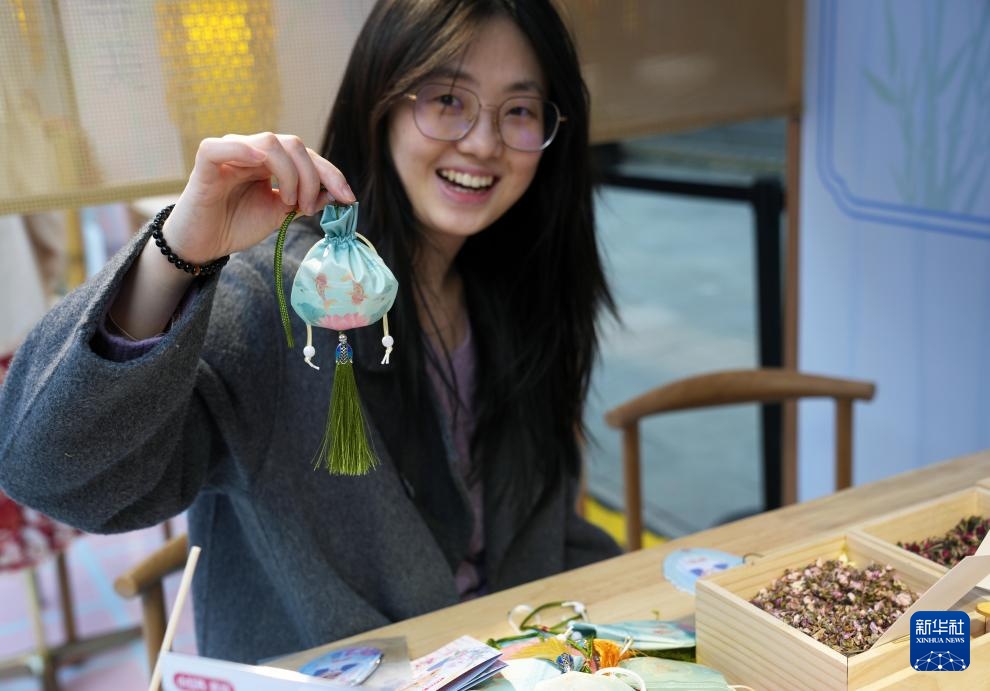 上海豫园花朝节启幕 助力春日消费升温