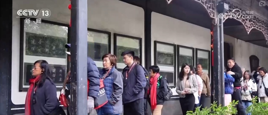 美得令人窒息！外国游客跟着电影游中国 古镇“出圈”更“出彩”