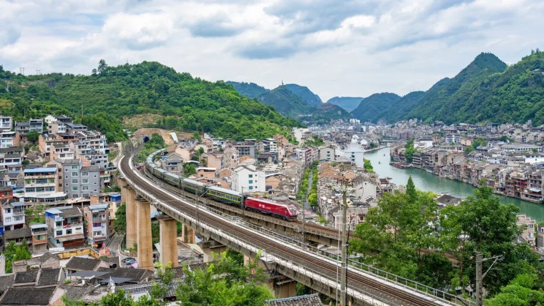 列车经过这里，旅客惊呼：“哇！”