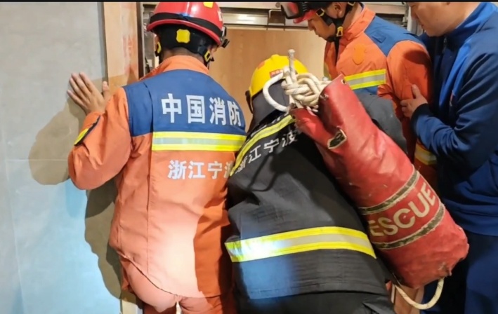 4人组团看婚房遭遇电梯“惊魂”，准新娘操作“神”了！