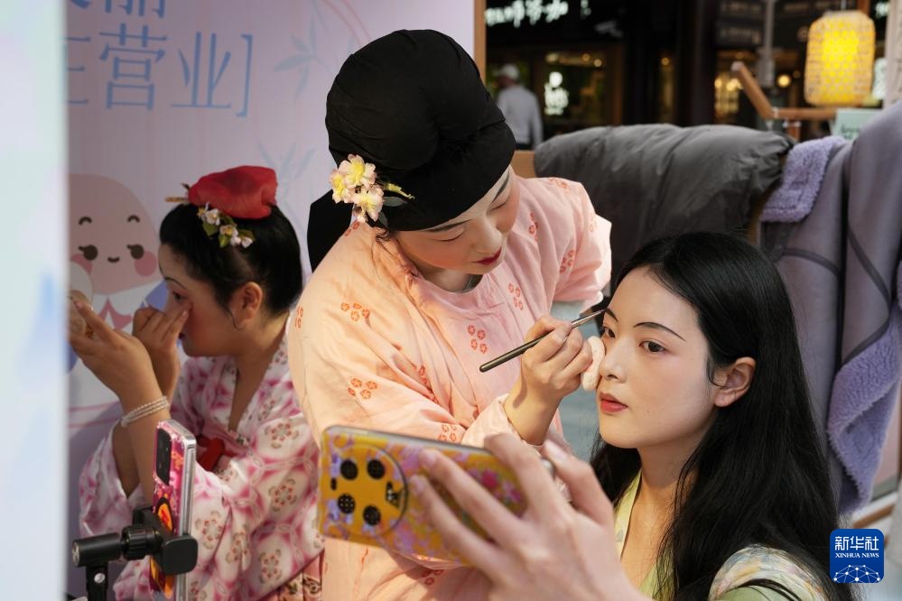 上海豫园花朝节启幕 助力春日消费升温