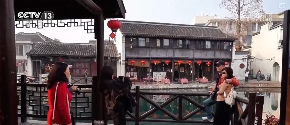 美得令人窒息！外国游客跟着电影游中国 古镇“出圈”更“出彩”