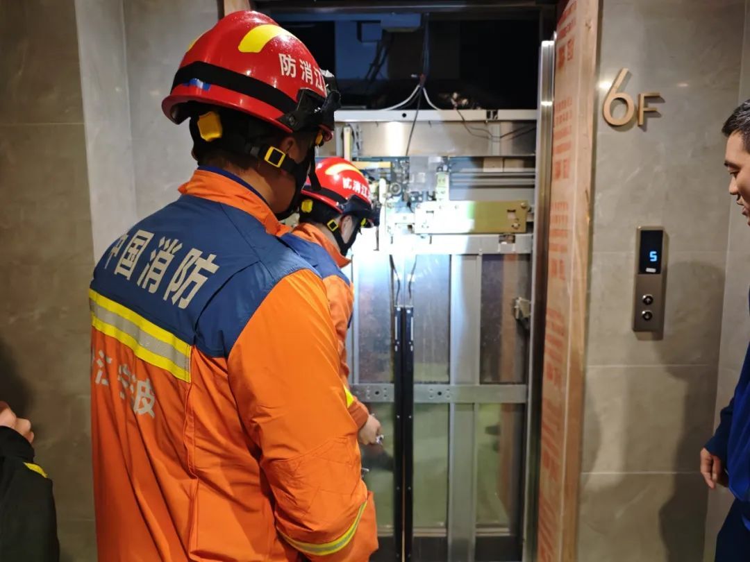 4人组团看婚房遭遇电梯“惊魂”，准新娘操作“神”了！