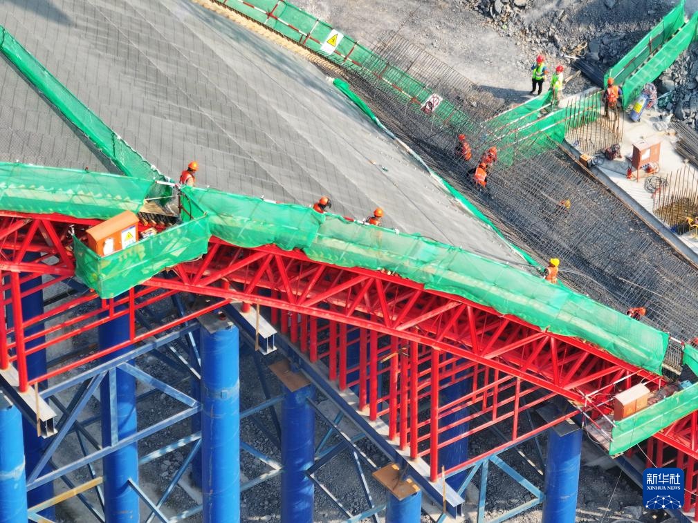 广西平陆运河专用动物通道桥完成主桥拱座施工 广西平陆运河专用动物通道桥完成主桥拱座施工