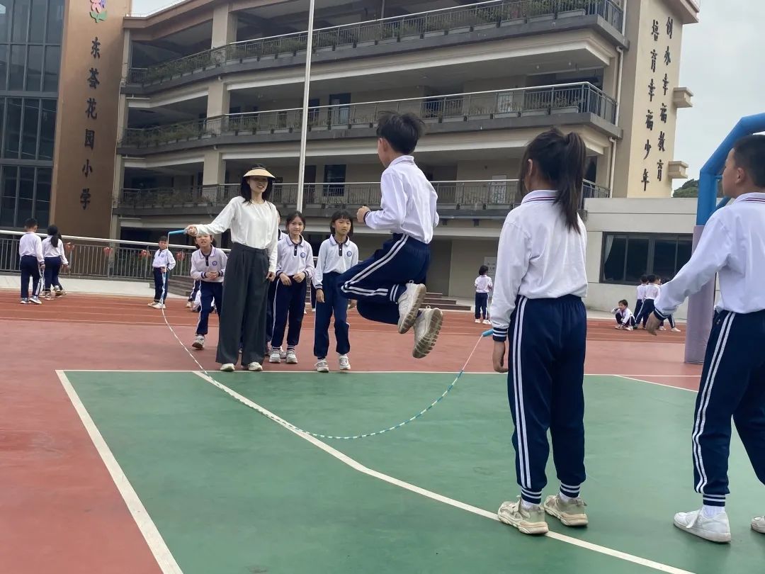 “每天一节体育课”后,广州有语文、数学老师“变身”体育老师 “每天一节体育课”后,广州有语文、数学老师“变身”体育老师