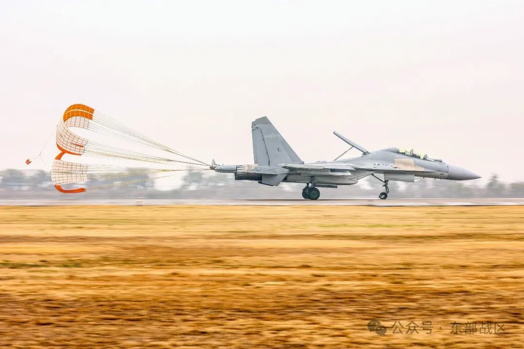 极端环境，战机展开云海搏杀