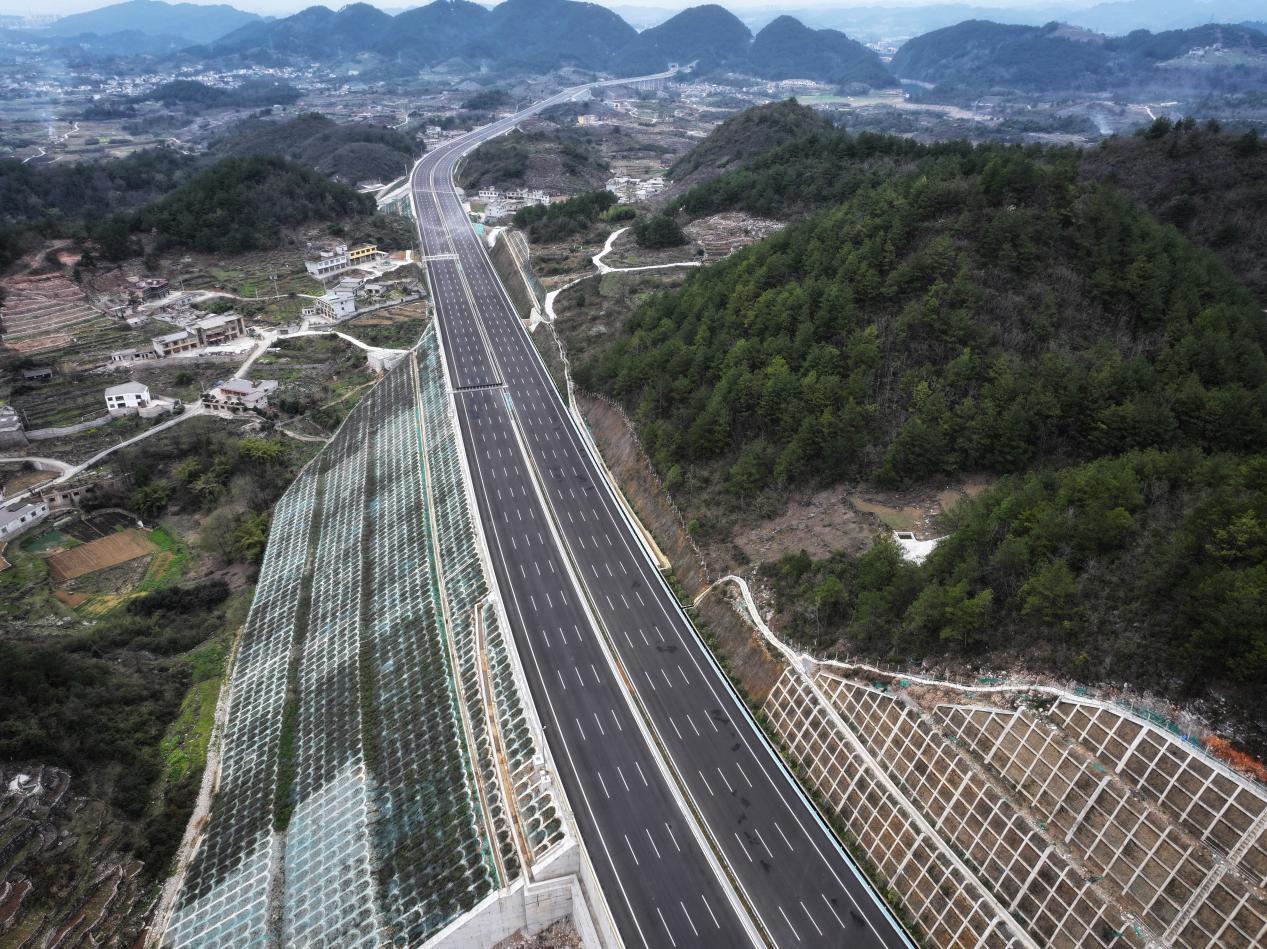 双向八车道！贵阳至黄平高速公路延伸段今日通车