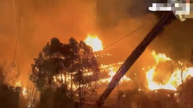 郭敬明新剧拍摄地突发火灾,多名艺人紧急撤离 郭敬明新剧拍摄地突发火灾,多名艺人紧急撤离