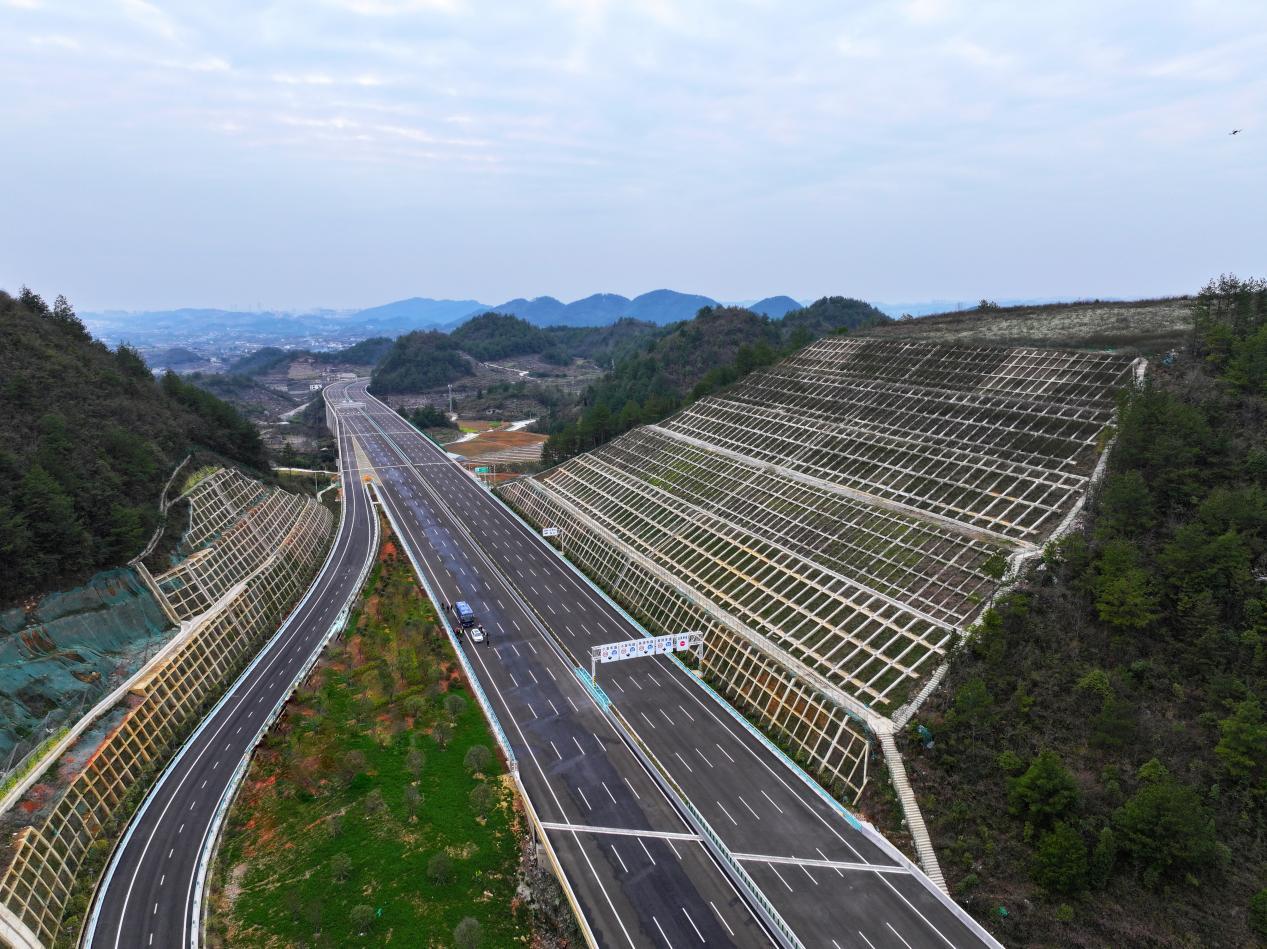 双向八车道！贵阳至黄平高速公路延伸段今日通车