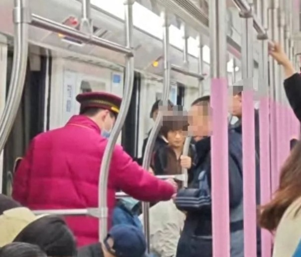 事发武汉地铁2号线!男子车厢内吸烟拒不听劝!“工作人员来了三波” 事发武汉地铁2号线!男子车厢内吸烟拒不听劝!“工作人员来了三波”