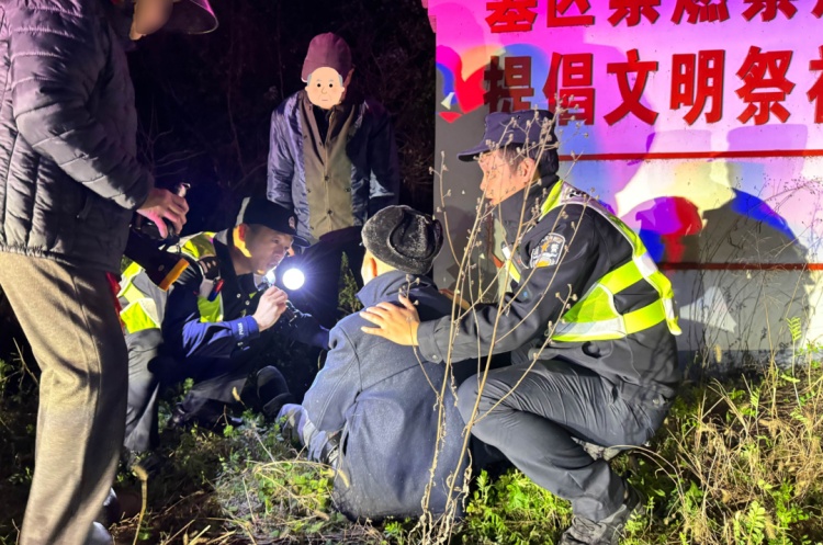 八旬老人墓地失踪，民警听见最心碎的告白