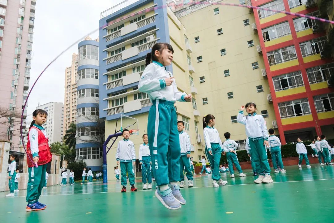 “每天一节体育课”后,广州有语文、数学老师“变身”体育老师 “每天一节体育课”后,广州有语文、数学老师“变身”体育老师