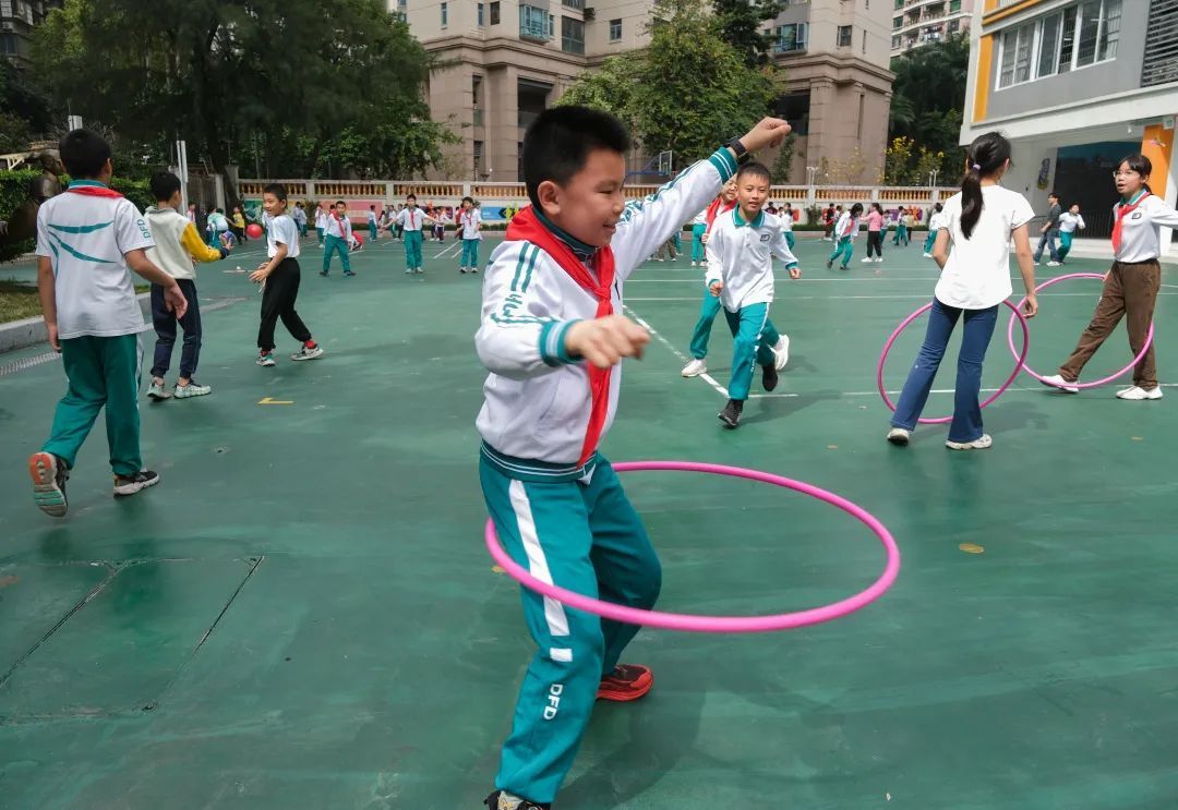 “每天一节体育课”后,广州有语文、数学老师“变身”体育老师 “每天一节体育课”后,广州有语文、数学老师“变身”体育老师