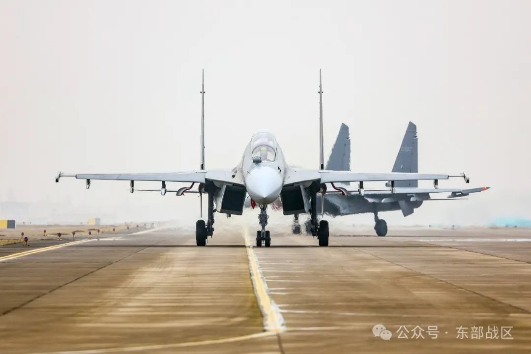 极端环境，战机展开云海搏杀