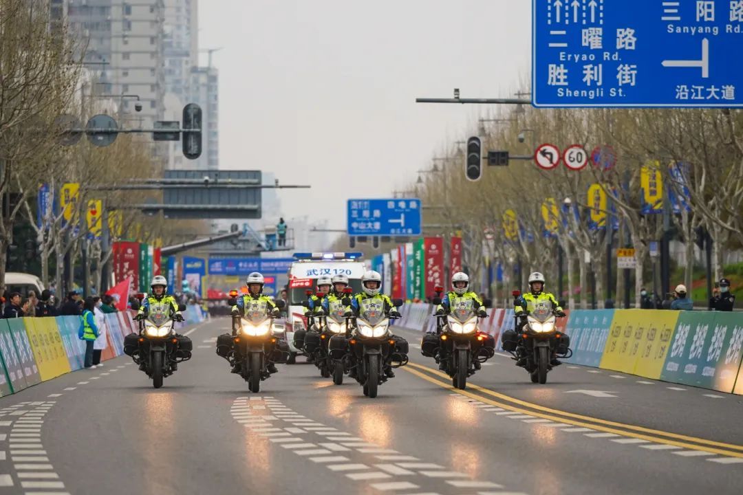 “汉马”观赛请注意!警方提示:禁飞无人机、勿越警戒线 “汉马”观赛请注意!警方提示:禁飞无人机、勿越警戒线