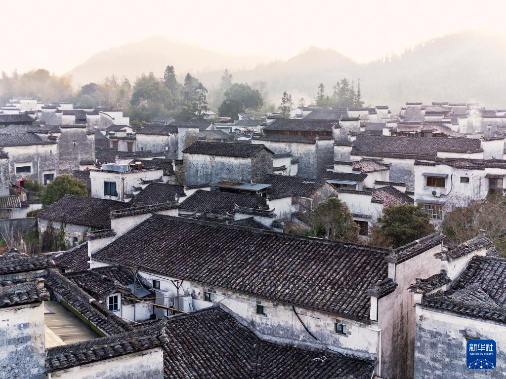 朝霞泼墨处 白墙黛瓦间