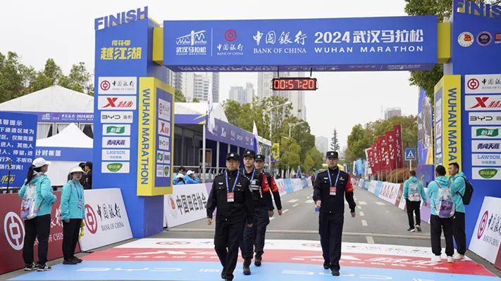 “汉马”观赛请注意!警方提示:禁飞无人机、勿越警戒线 “汉马”观赛请注意!警方提示:禁飞无人机、勿越警戒线