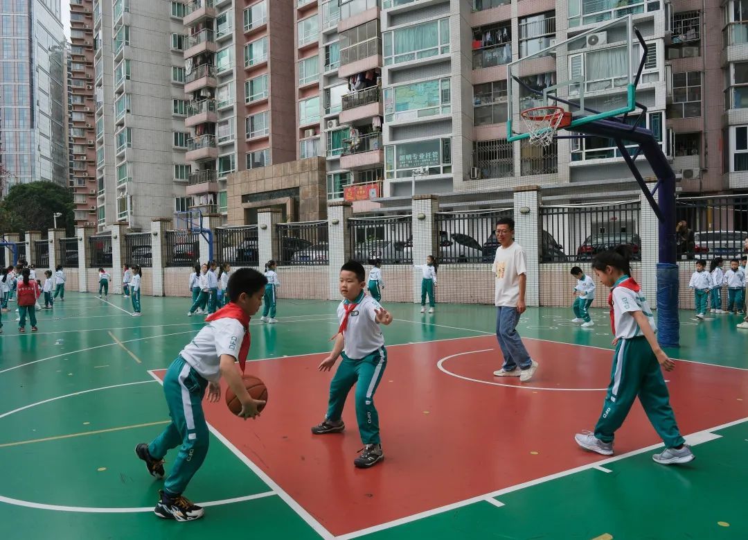 “每天一节体育课”后,广州有语文、数学老师“变身”体育老师 “每天一节体育课”后,广州有语文、数学老师“变身”体育老师