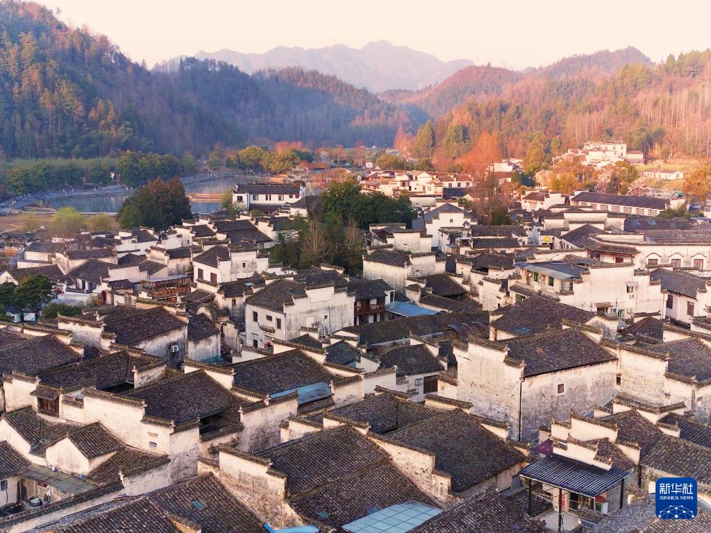 朝霞泼墨处 白墙黛瓦间