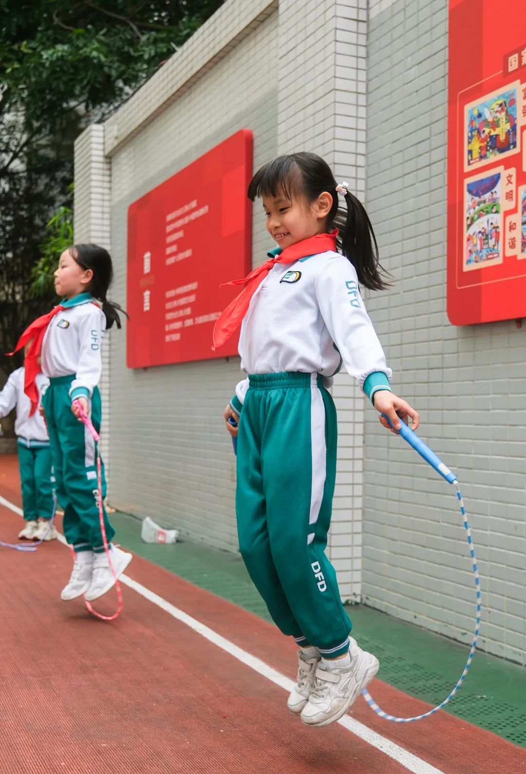 “每天一节体育课”后,广州有语文、数学老师“变身”体育老师 “每天一节体育课”后,广州有语文、数学老师“变身”体育老师