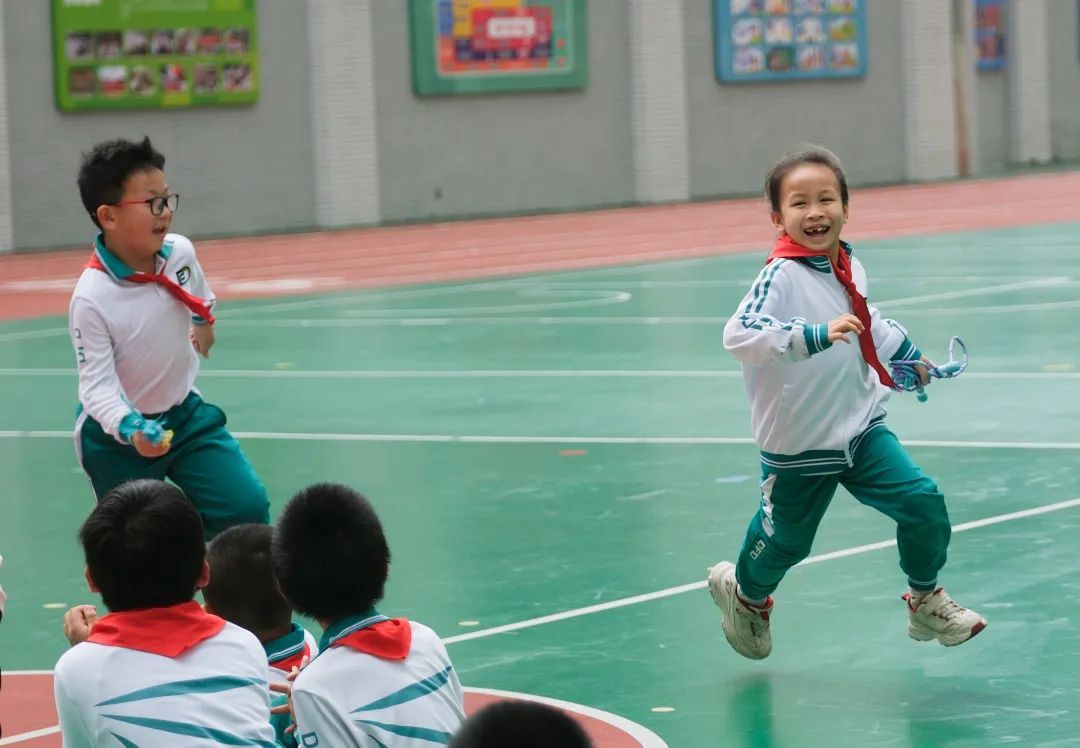 “每天一节体育课”后,广州有语文、数学老师“变身”体育老师 “每天一节体育课”后,广州有语文、数学老师“变身”体育老师