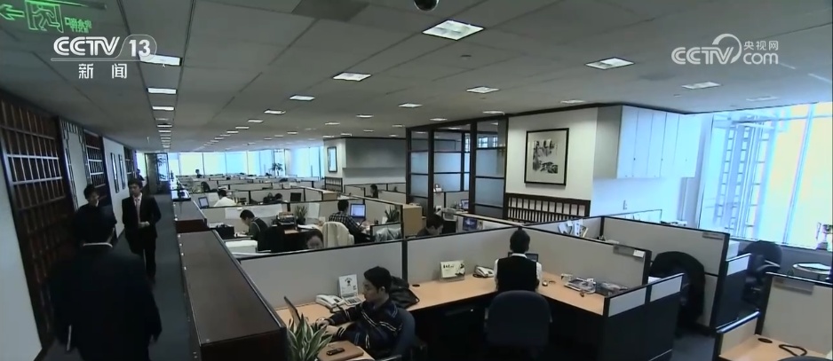 人才需求旺、“大礼包”诚意足……多地春招现场上演花式“抢人大战” 人才需求旺、“大礼包”诚意足……多地春招现场上演花式“抢人大战”