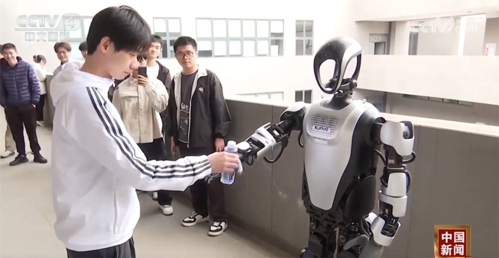 机器人市场“火热”“一机难求” 应用场景多种多样 量产按下“加速键”