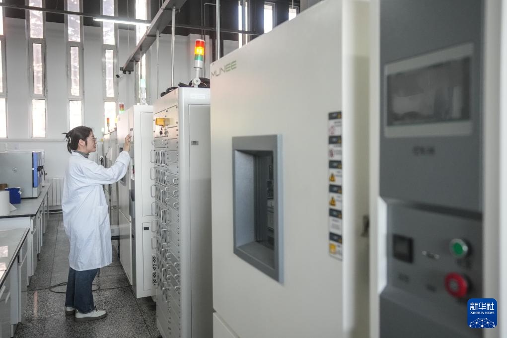 新华全媒+丨超低温高比能锂电池为无人机低温飞行保动力 新华全媒+丨超低温高比能锂电池为无人机低温飞行保动力